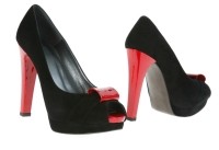 משיק מציגה :
Stuart Weitzman  
קולקציית נעליים חורף 2008/9 
